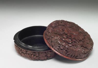 图片[3]-Round box with chrysanthemum decor/ Carved red lacquerware-China Archive